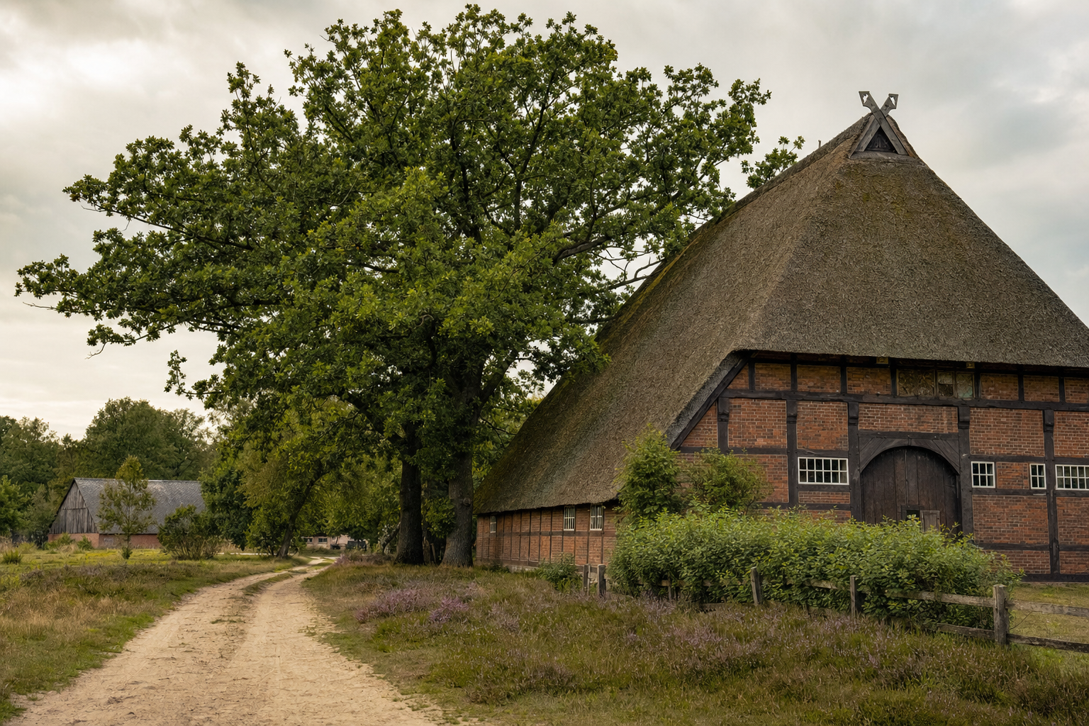 Norddeutsches Fachwerkhaus am sandigen Feldweg