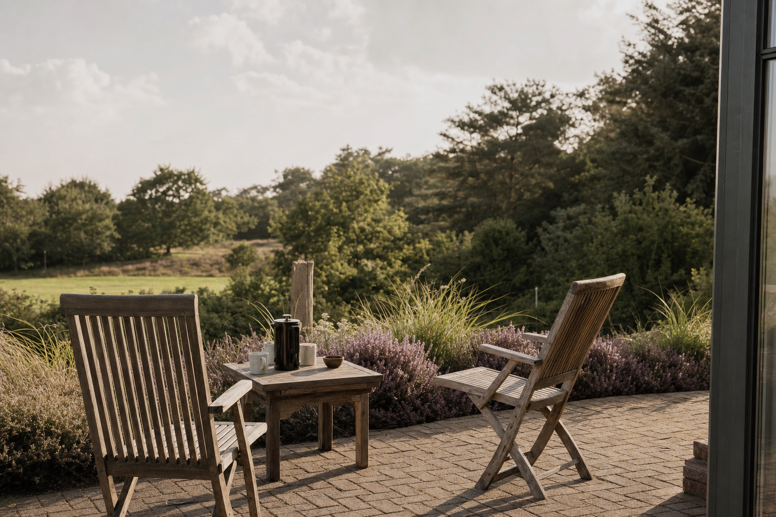 Eigene Terrasse mit Gartenblick