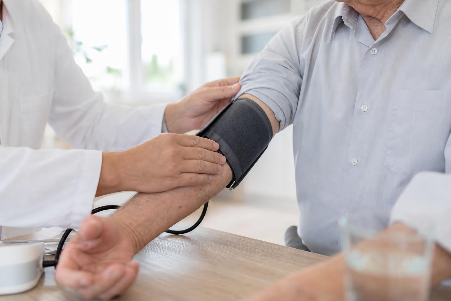 Blutdruckmessung am Arm einer Patientin