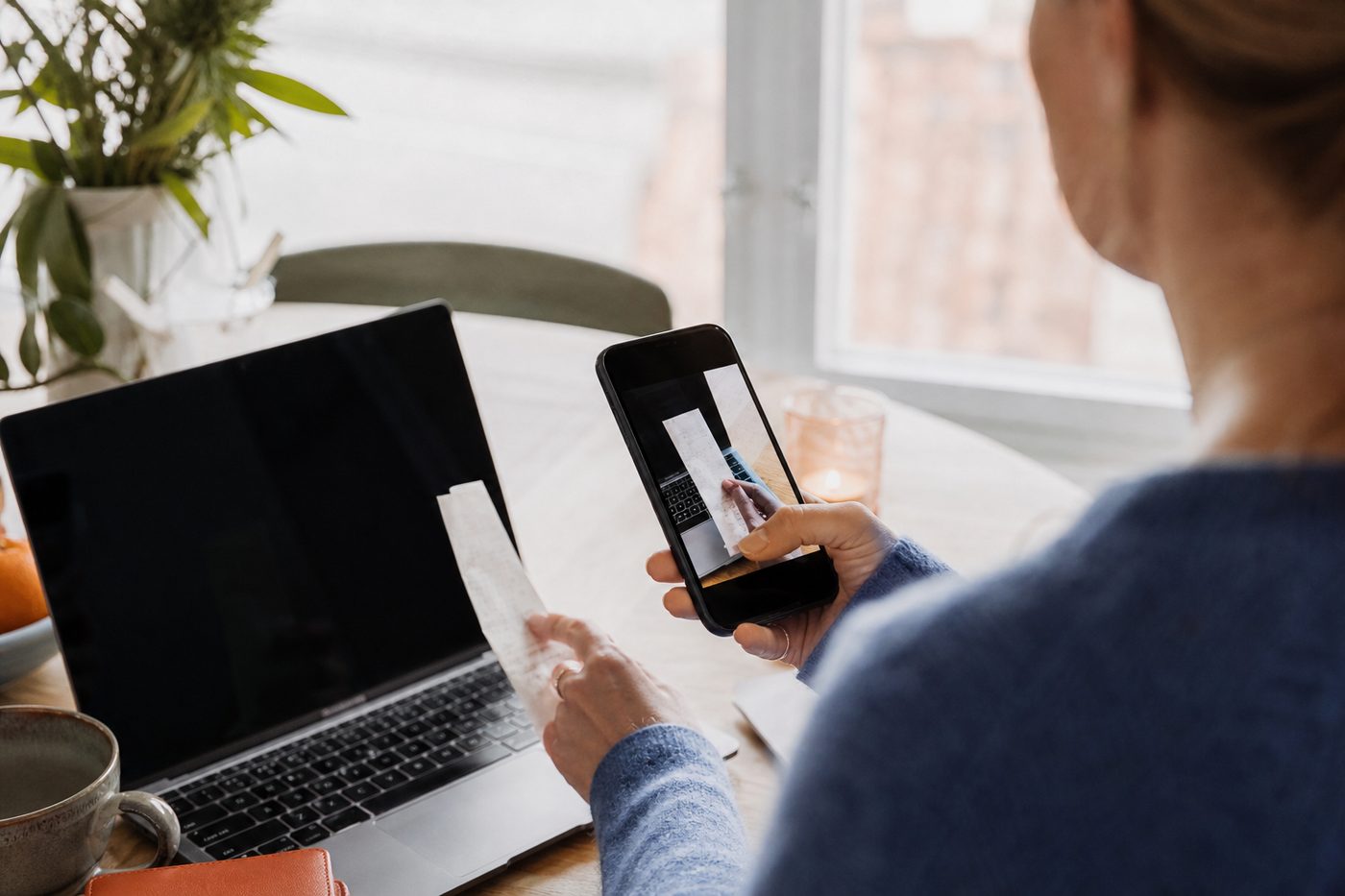 Beleg wird mit dem Smartphone fotografiert und digital an die Kanzlei übermittelt
