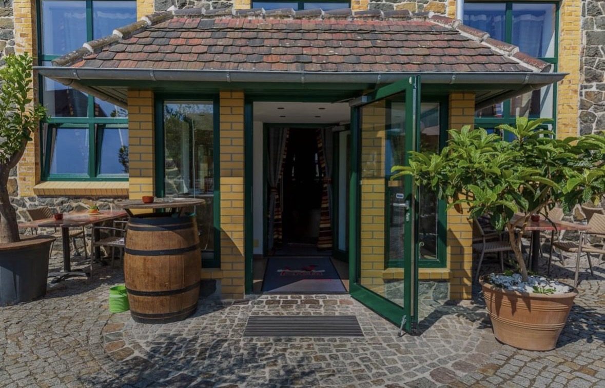Eingang & Hof im Restaurant Kreta