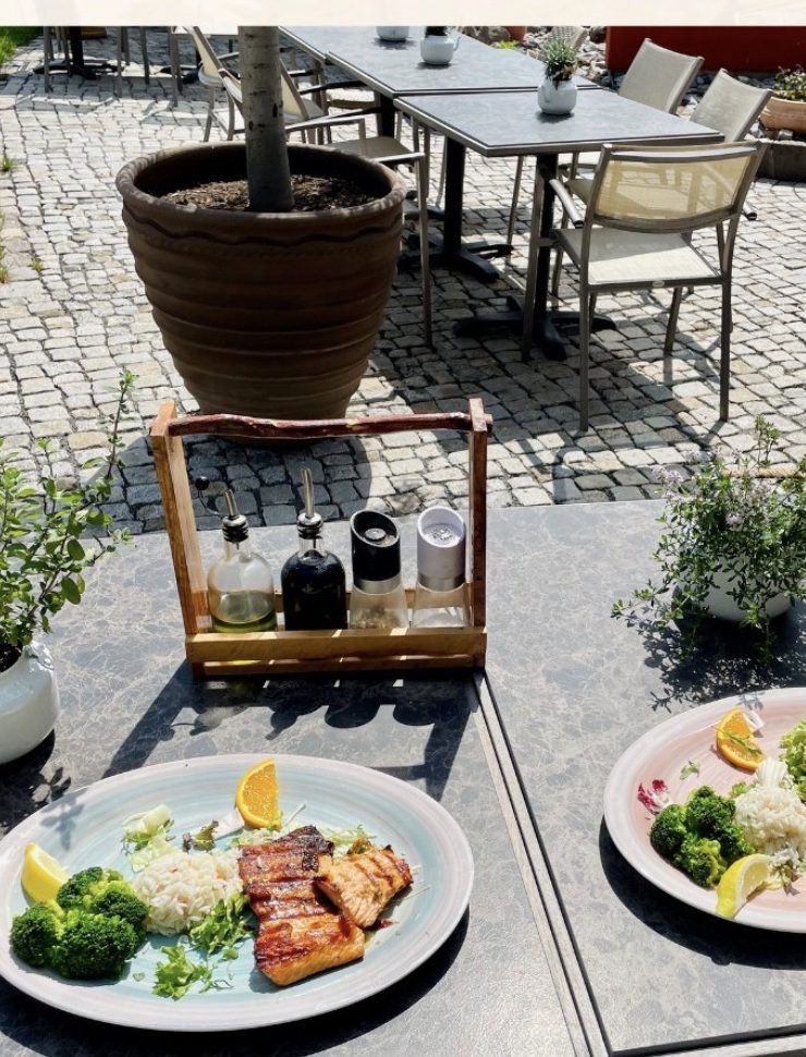 Gegrillter Fisch mit Reis und Gemüse auf der Terrasse