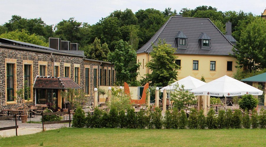 Der große Garten des Restaurant Kreta mit Sonnenschirmen