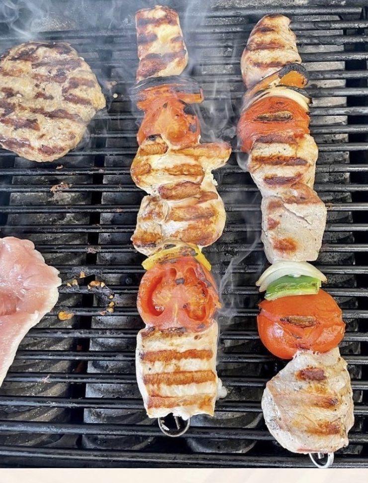 Souvlaki-Spieße auf dem Holzkohlegrill