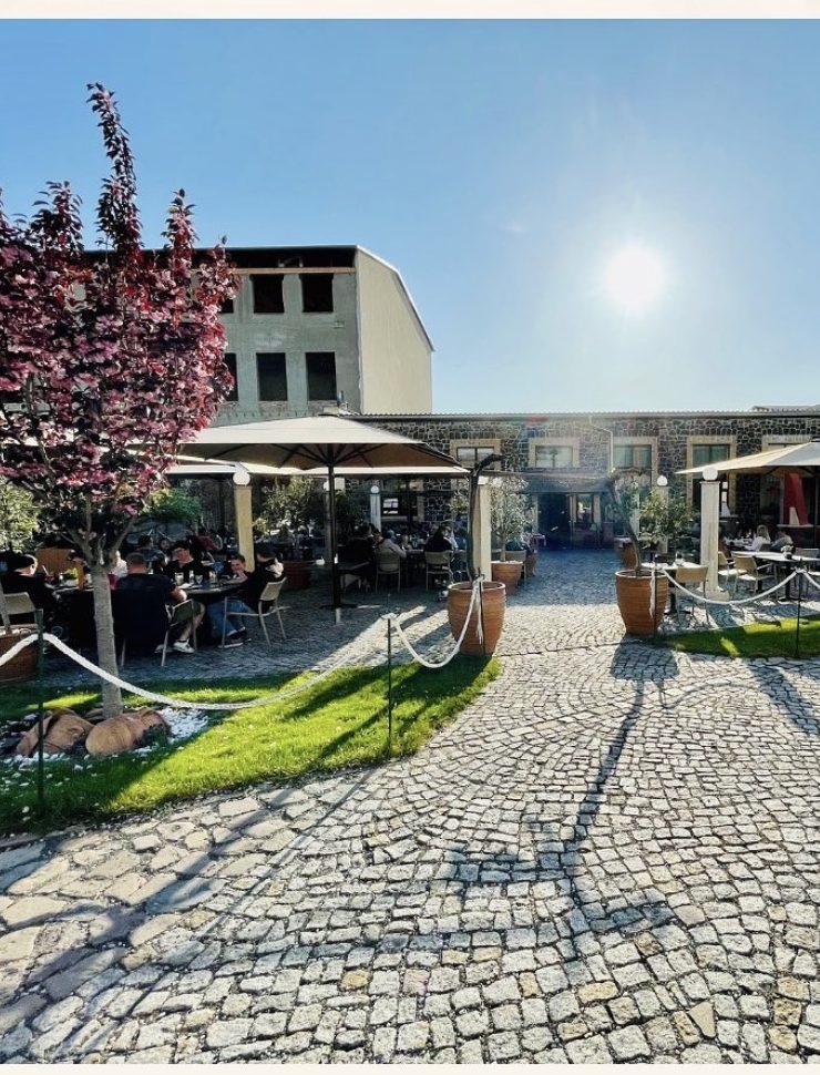 Der sonnige Sommergarten des Restaurant Kreta in Wurzen