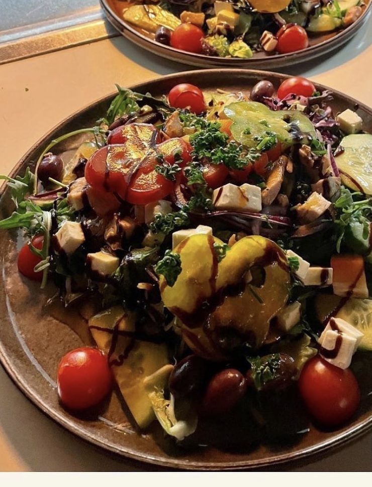 Großer bunter Salat mit Feta und Oliven