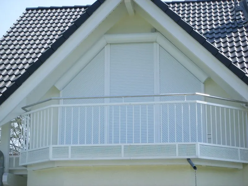 Rollläden an den Fenstern eines weißen Wohnhauses