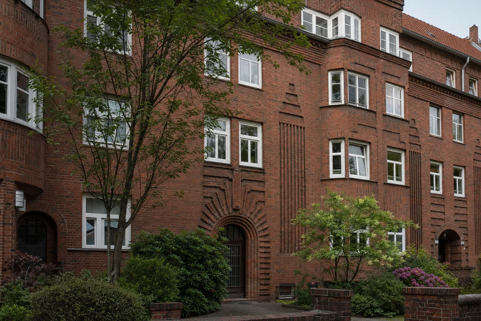 Backsteinfassade eines 1920er-Jahre-Wohnensembles in Barmbek-Süd