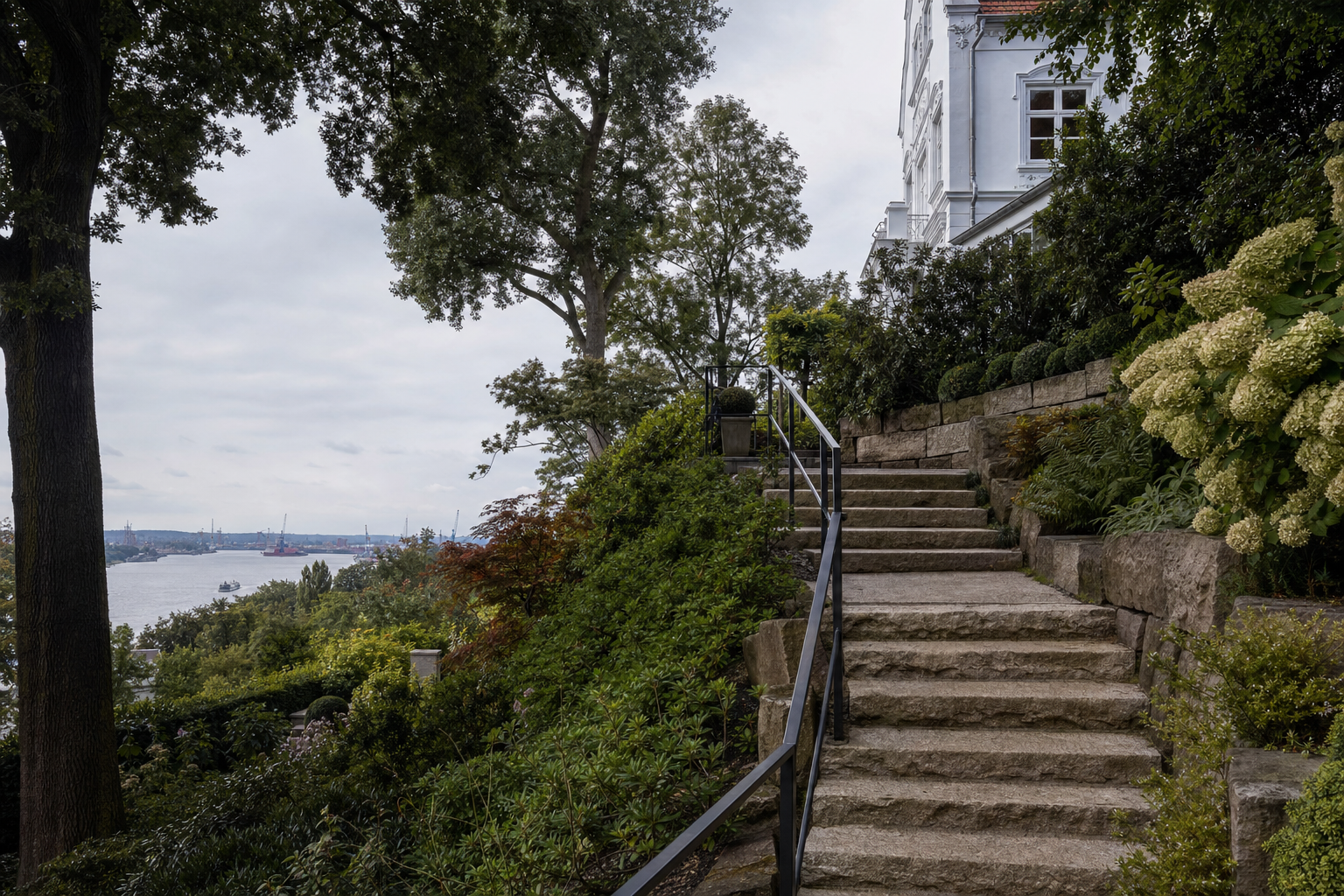 Hanggarten mit Elbblick in Blankenese — Neuanlage am Hang