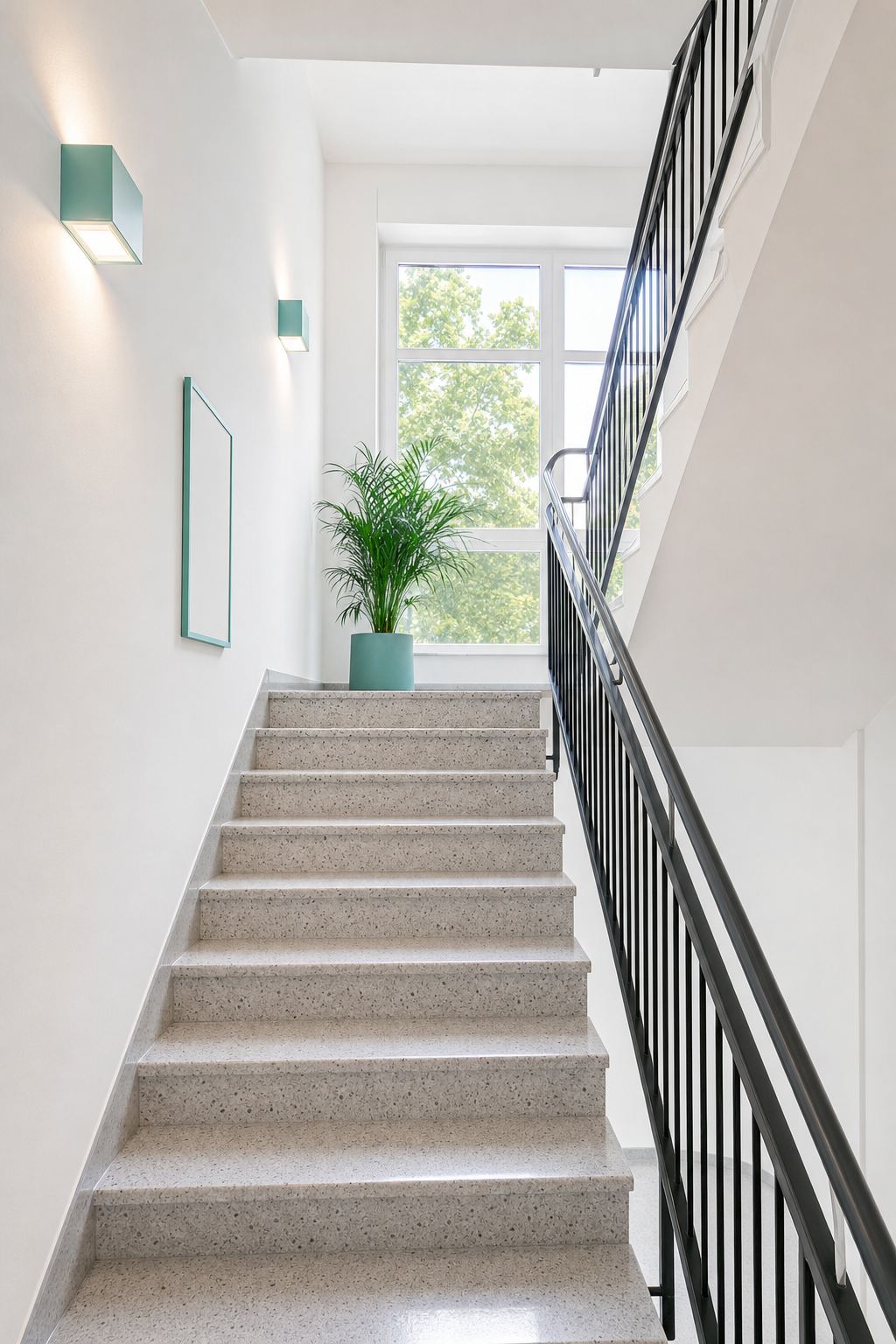 Gepflegtes, frisch gewischtes Treppenhaus eines Wohnhauses