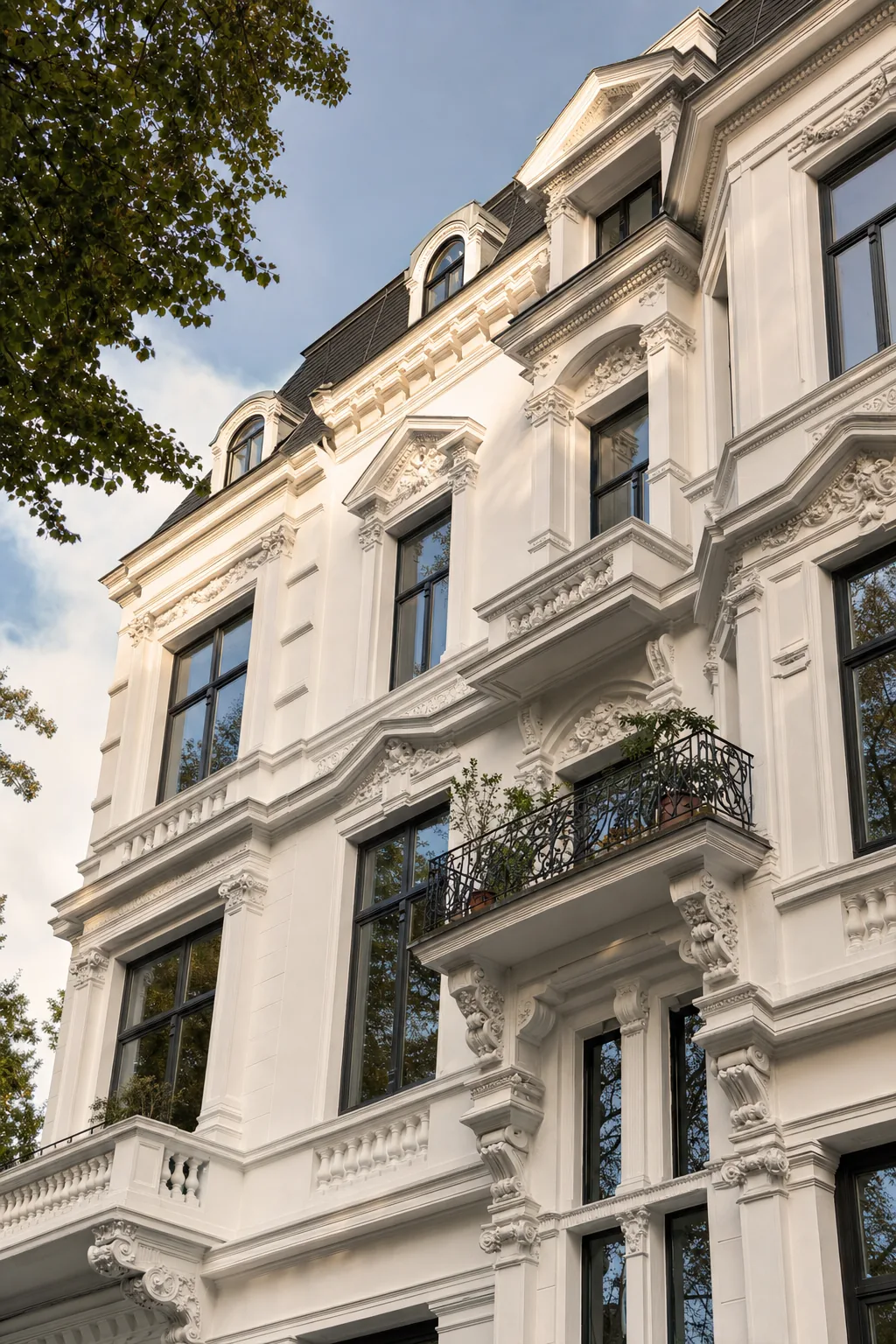 Gründerzeit-Fassade mit Stuck im Morgenlicht in Hamburg-Winterhude