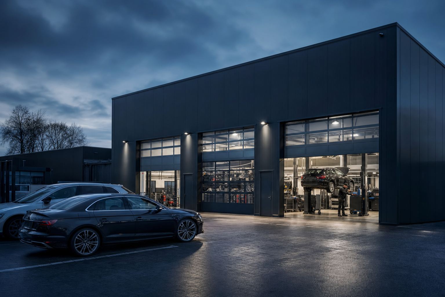 Außenansicht der Werkstatt von Kortmann Fahrzeugtechnik am Abend