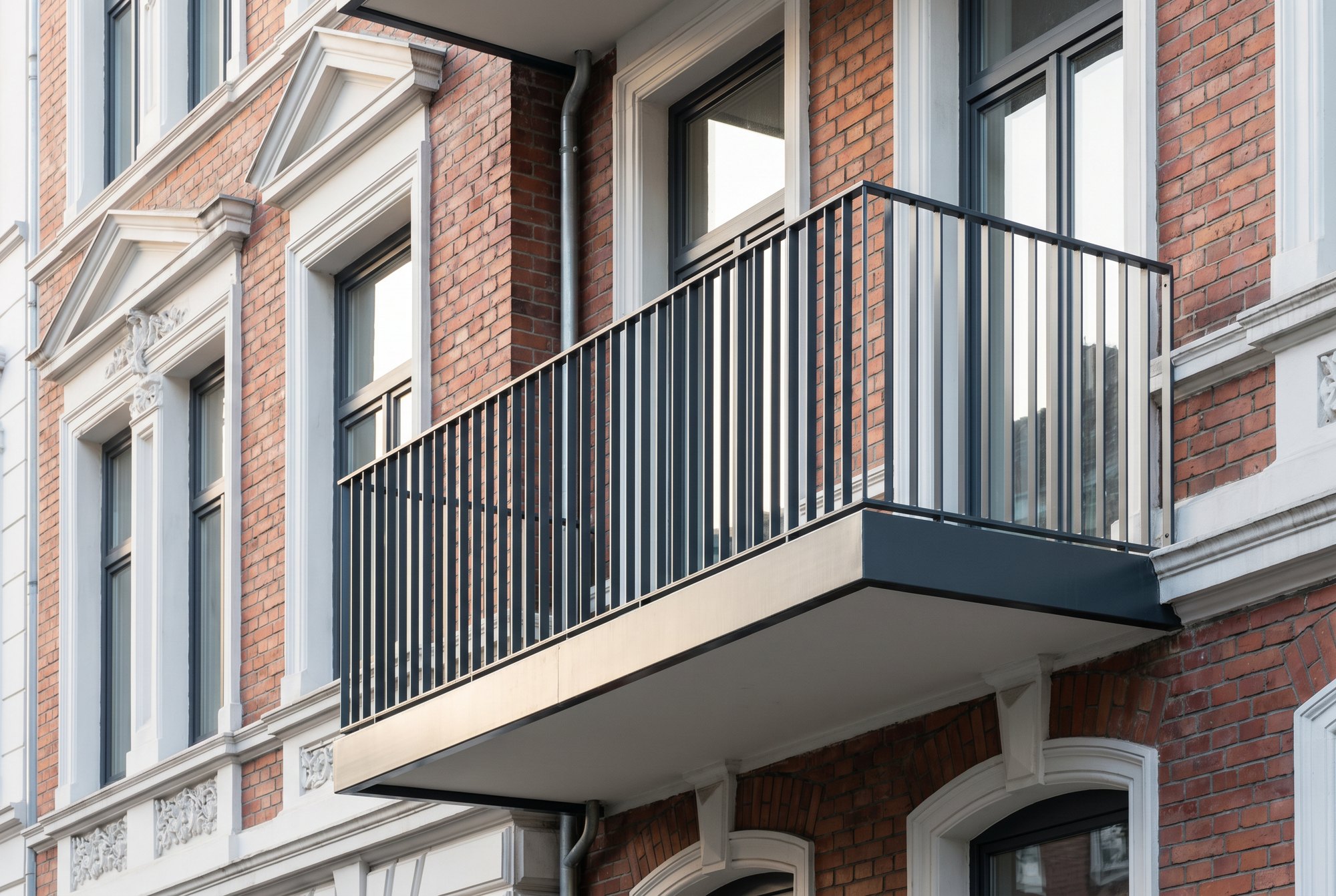 Pulverbeschichtetes Stahlgeländer an einem Hamburger Altbau-Balkon