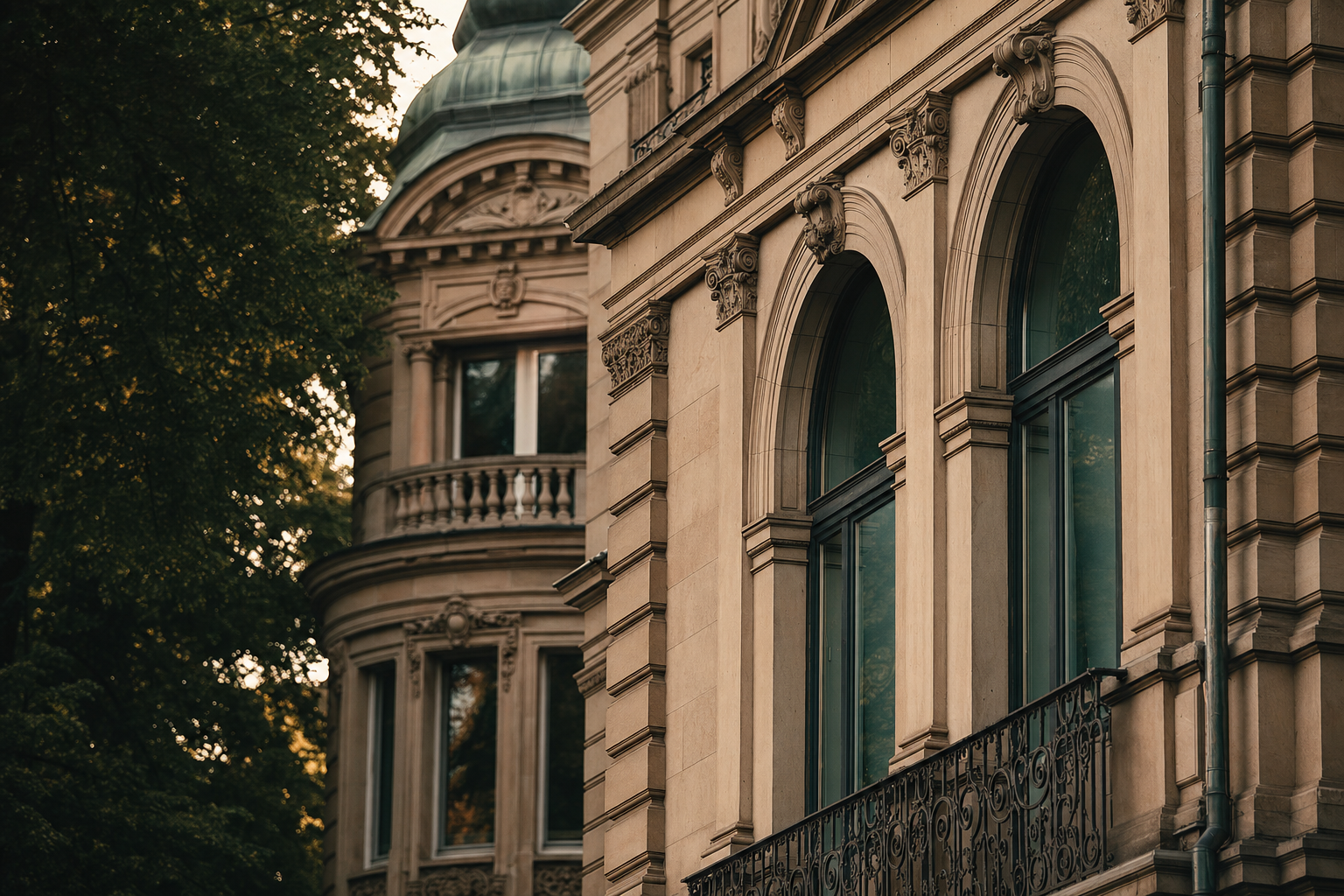 Klassizistische Gründerzeit-Fassade im Frankfurter Westend im Nachmittagslicht